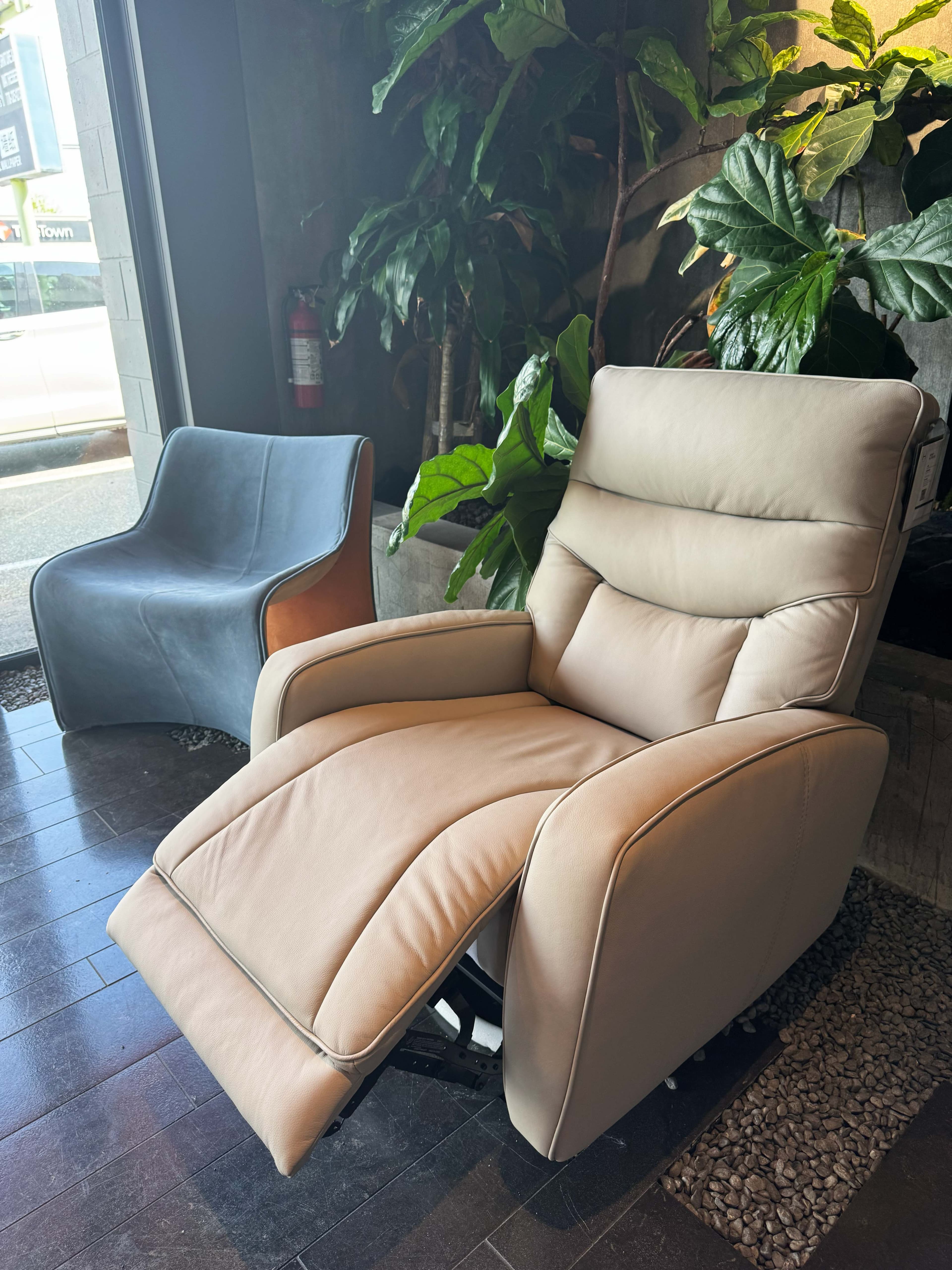 ÉLAN Motion Leather Armchair — image 3